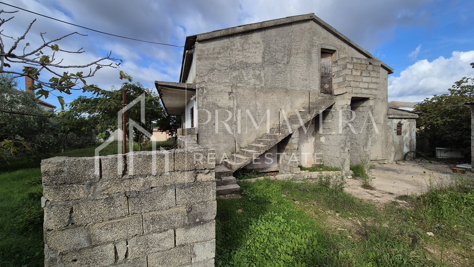 Posedarje, kuća s prostranom okućnicom